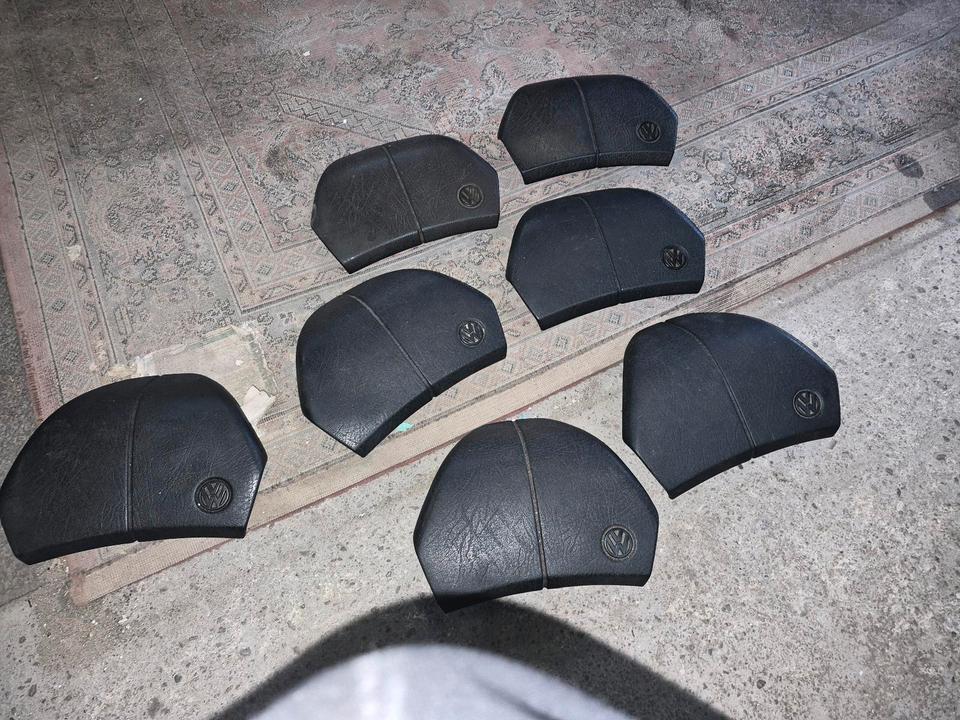 VW T4 ein Huppenknopf ohne Airbag (TOP)