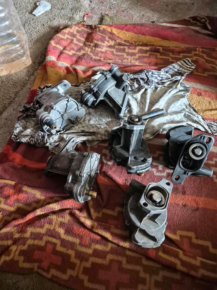 VW T4 Original Vakuumpumpe  2,4D 2,5 TDI