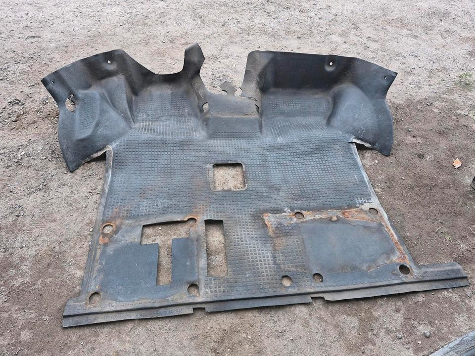 VW T4 Transporter/Trennwand Gummibodenbelag vorne