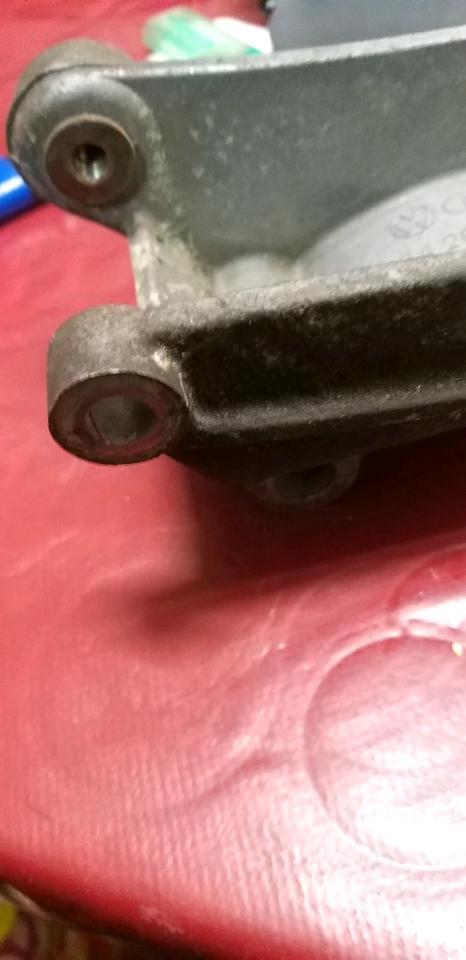 VW T4 Halter Klimakompressor 074260887 C