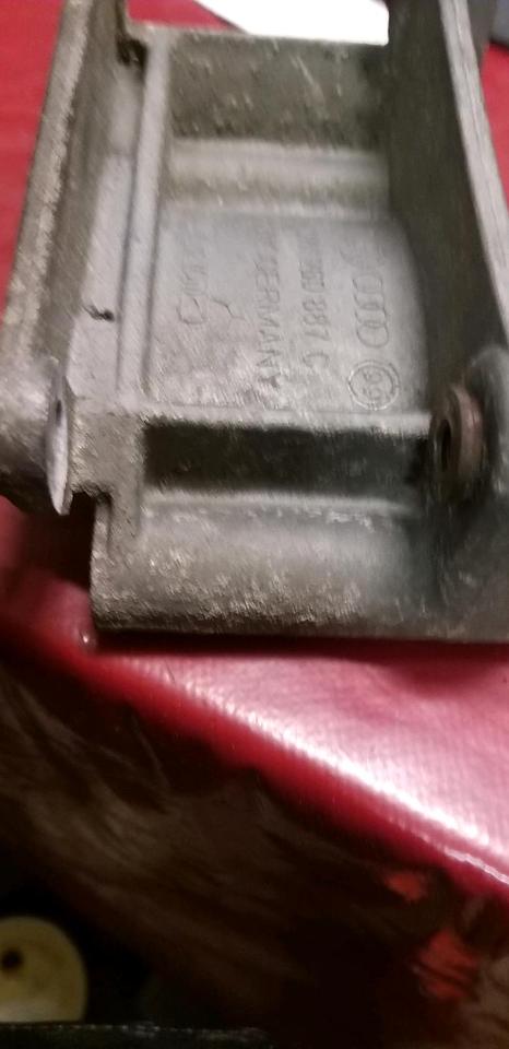 VW T4 Halter Klimakompressor 074260887 C