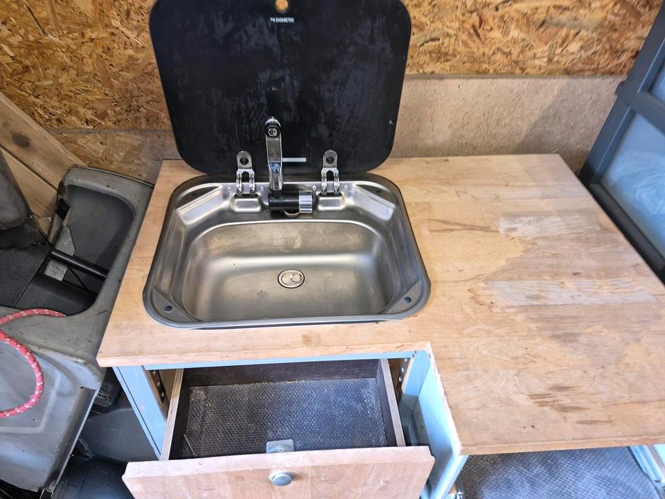 VW T4 Wohnmobil Ausbau Küchenblock mit Spüle.