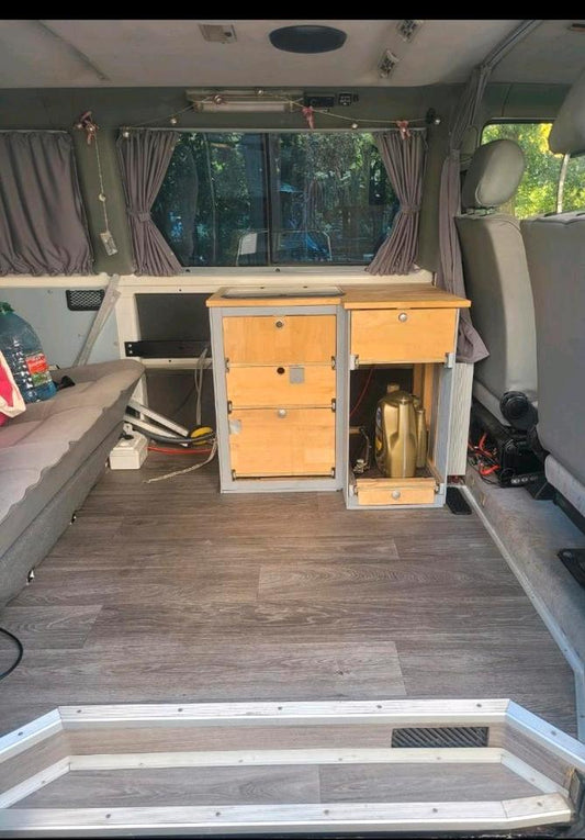 VW T4 Wohnmobil Ausbau Küchenblock mit Spüle.